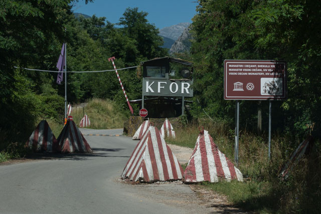 Ranije barikade Kfora u blizini manastira Visoki Dečani Ranije barikade Kfora u blizini manastira Visoki Dečani