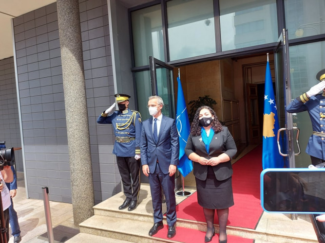 Stoltenberg i Osmani, crveni tepih