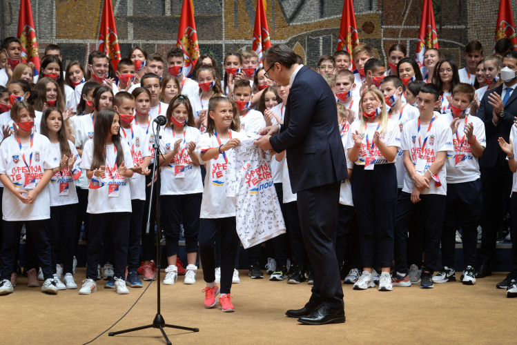 Vučić sa mladim sportisima, učesnicima kampa Srbija te zove 2021 Vučić sa mladim sportisima, učesnicima kampa Srbija te zove 2021