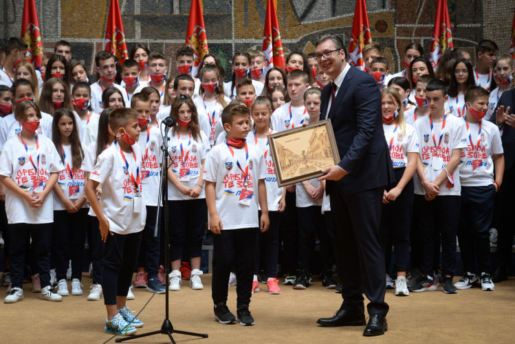 Vučić sa mladim sportisima, učesnicima kampa Srbija te zove 2021 Vučić sa mladim sportisima, učesnicima kampa Srbija te zove 2021