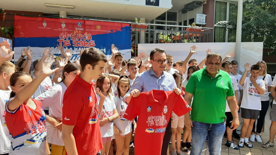 Petar Petković sa decom iz srpskih sredina na KiM Petar Petković sa decom iz srpskih sredina na KiM