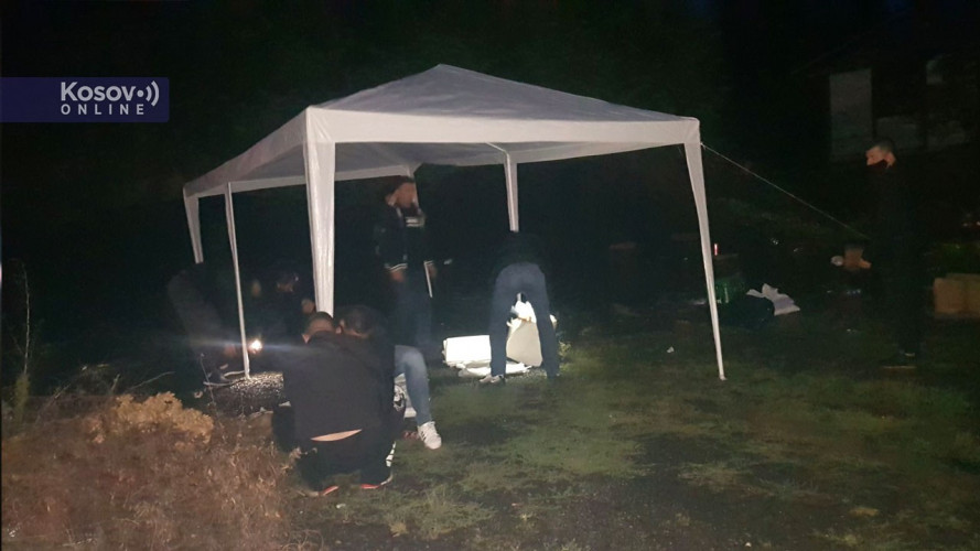 Građani postavljaju šatore na Jarinju