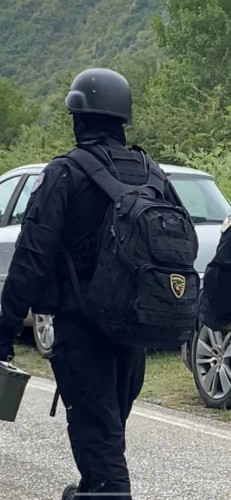 Specijalac sa obeležjima KBS uslikan na prelazu Jarinje Specijalac sa obeležjima KBS uslikan na prelazu Jarinje