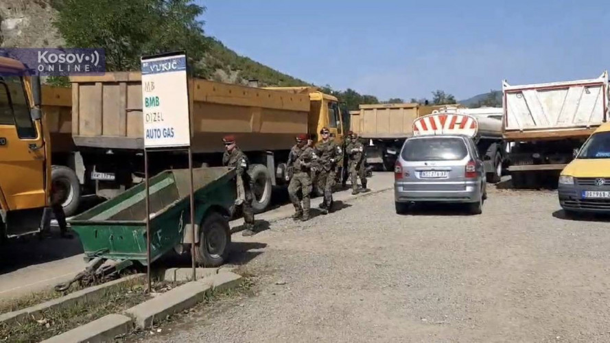 Pripadnici Kfora u patroli na Jarinju 