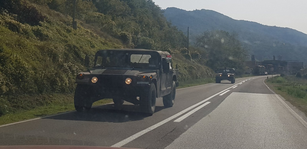 Pripadnici Kfora na putu ka Jarinju