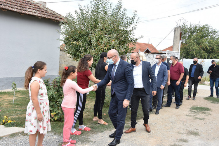 Rakić uručio ključeve od novih kuća Nisićima i Dimićima u Klokotu
