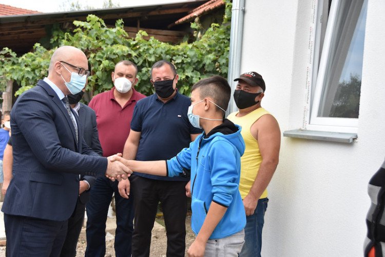Rakić uručio ključeve od novih kuća Nisićima i Dimićima u Klokotu