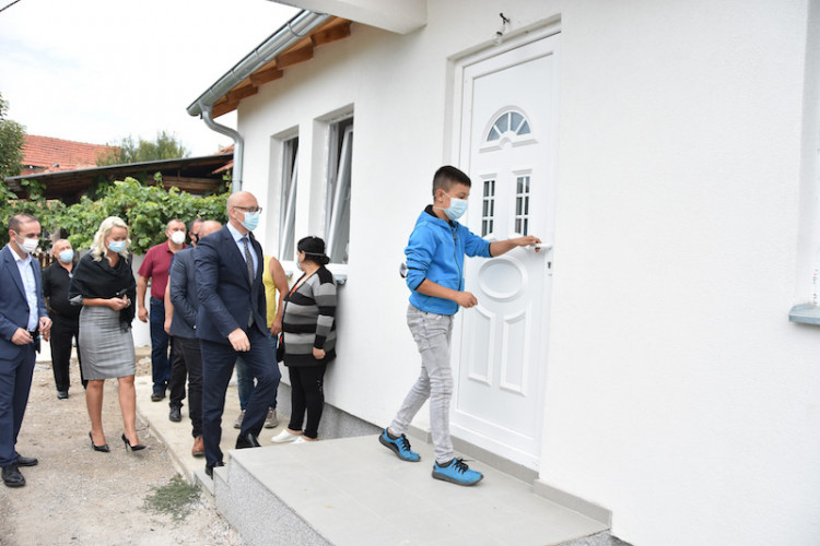 Rakić uručio ključeve od novih kuća Nisićima i Dimićima u Klokotu