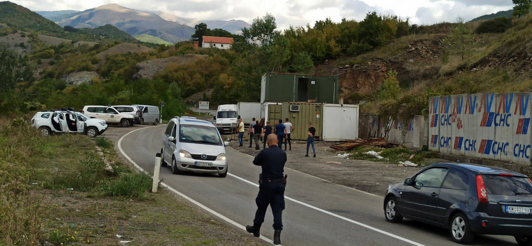 Kosovska policija čuva montaže kontejnere Kosovska policija čuva montaže kontejnere