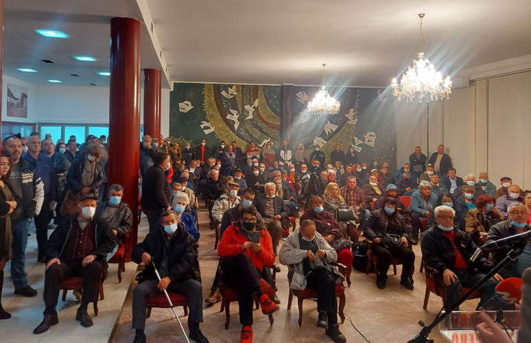 Petković sa raseljenima u Kraljevu Petković sa raseljenima u Kraljevu