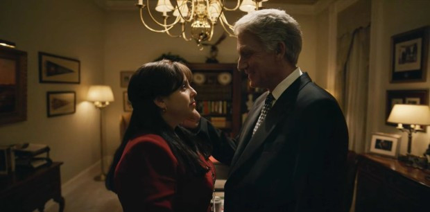 Bini Feldštajn kao Monika Levinski i Klajv Oven kao Bil Klinton u seriji "Impičment"