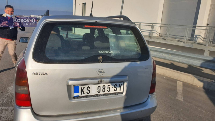 Merdare, prva nalepnica po sporazumu iz Brisela, na ulasku na Kosovo
