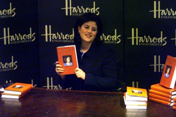 Monika Levinski na promociji svoje knjige marta 1999.