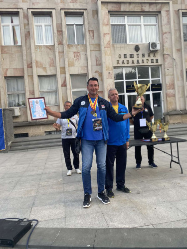 Elezović sa peharom i bronzanom medaljom