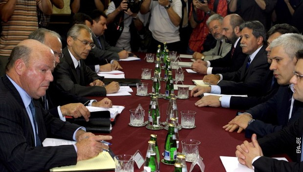 Pregovori o Kosovu 2007: premijer Srbije Vojislav Koštunica, predsednik Srbije Boris Tadić, američki izaslanik Frenk Vizner, izaslanik EU Volfgang Išinger i ruski izaslanik Aleksandar Bocan-Harčenko