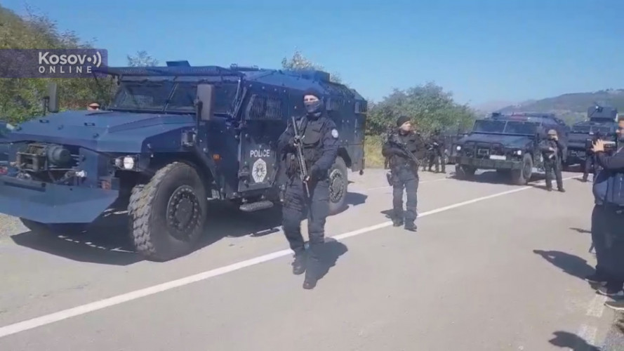 Rosu na Jarinju izašli iz kola naoružani