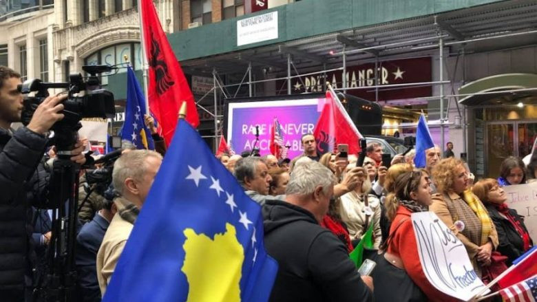 Njujork - Protest ispred srpskog konzulata Njujork - Protest ispred srpskog konzulata