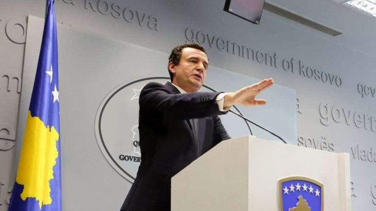Aljbin Kurti za govornicom