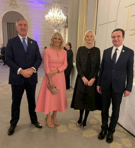 Kurti i Đukanović sa Samitu mira u društvu supruga.jpg