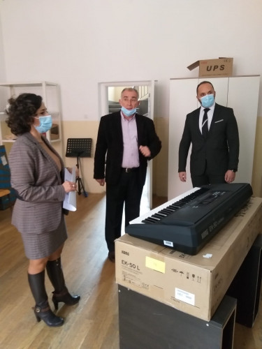 Milan Radojević i Adrijana Hodžić u poseti OŠ Sveti Sava Milan Radojević i Adrijana Hodžić u poseti OŠ Sveti Sava