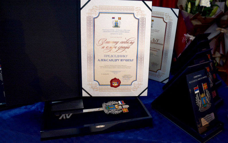 Zlatna povelja i ključ grada koji će biti uručeni predsedniku Vučiću