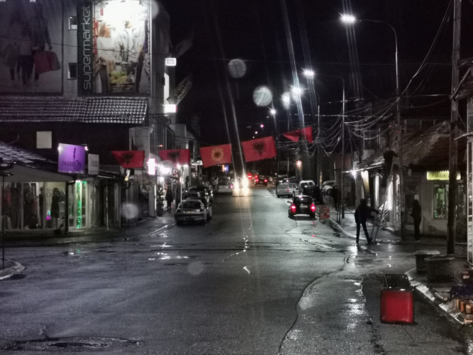 Severna Mitrovica - Bošnjačka mahala - Zastave Albanije i UČK