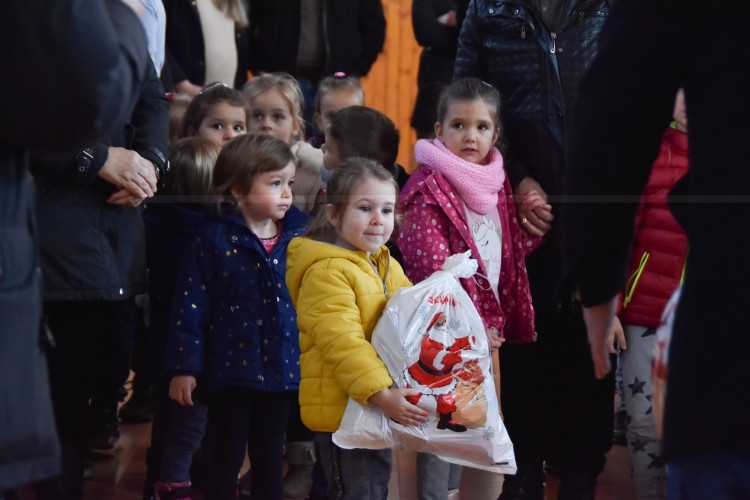 Deci uručeni novogodišnji paketići