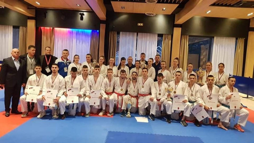 Ženski seniorski tim OKK Kosovska Mitrovica sa bronzanom medaljom