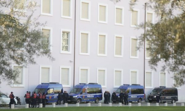 Policija Albanije ispred sedišta vlade