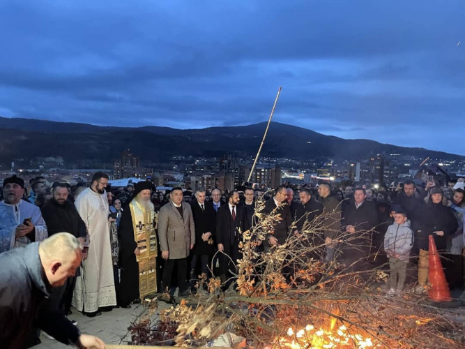 Nalaganje badnjaka ispred srkve u Severnoj Mitrovici