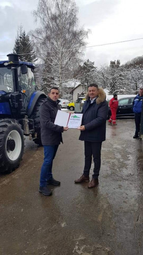 Ivan Todosijević uručio ključeve novog traktora