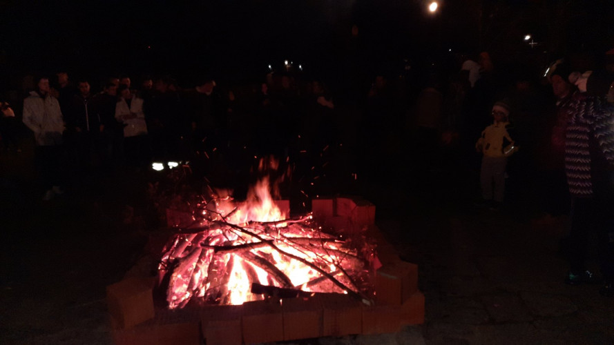 Paljenje badnjaka u porti manastira Gračanica Paljenje badnjaka u porti manastira Gračanica