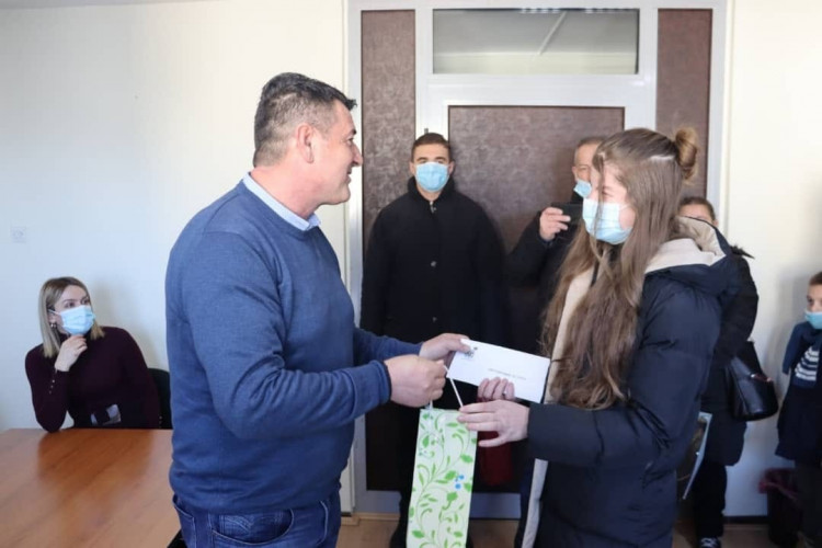Uručene stipendije za petoro dece Uručene stipendije za petoro dece