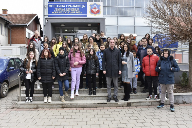Šubarić sa decom iz Gračanice Šubarić sa decom iz Gračanice