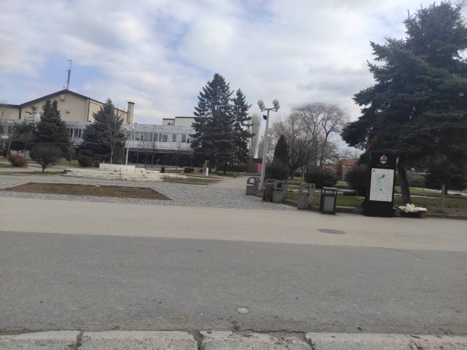 Spomenik Majci Terezi na mestu crkve Svete Trojice u centru Đakovice 