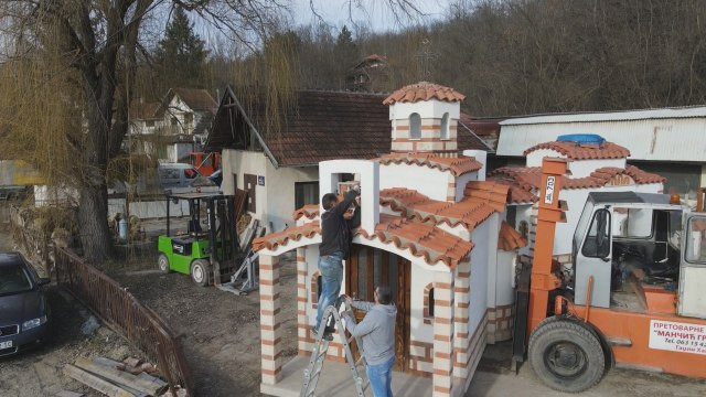 Gradnja pokretnih bogomolja na Kosovu