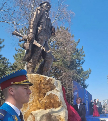 Vučić otkriva spomenik Radenoviću.jpg