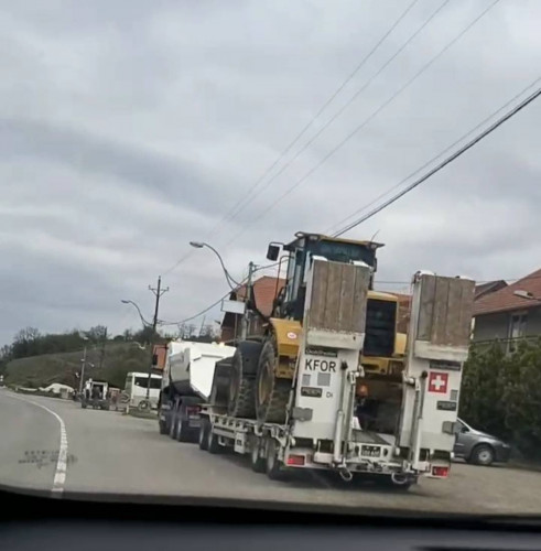 Kfor popravlja puteve.jpg