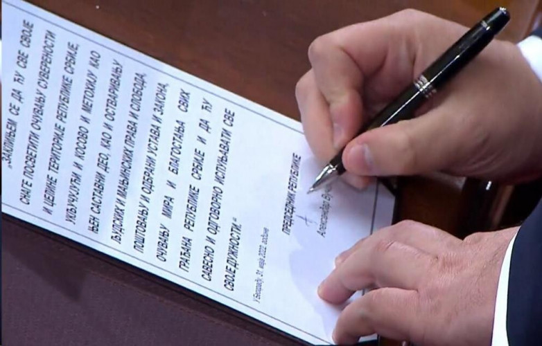 Vučić potpisuje tekst zakletve Vučić potpisuje tekst zakletve