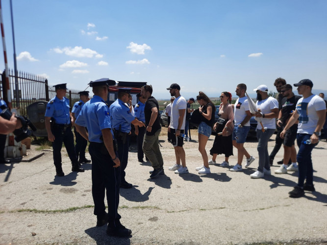 Pretres na ulazu na Gazimestan.jpg