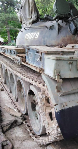 Tenk T-55 koji se sada nalazi na mermernom postolju u Leskovcu Tenk T-55 koji se sada nalazi na mermernom postolju u Leskovcu