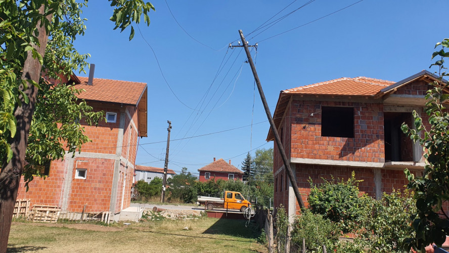 Nakrivljene bandere u Lapljem Selu