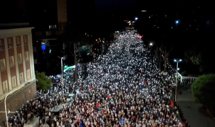 Anti-vladini protesti u Tirani Anti-vladini protesti u Tirani