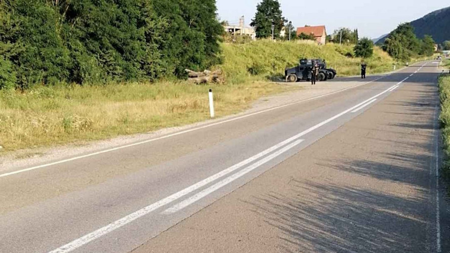 Pripadnici Rosu na magistralnom putu u Lešku Pripadnici Rosu na magistralnom putu u Lešku