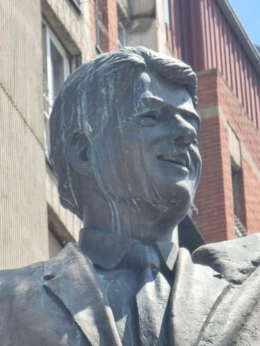 Uprljana statua Bila Klintona u Prištini Uprljana statua Bila Klintona u Prištini