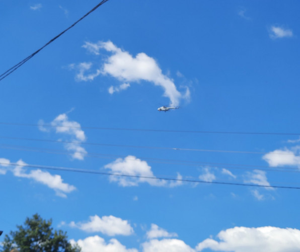 Helikopter Kfora iznad Jarinja Helikopter Kfora iznad Jarinja