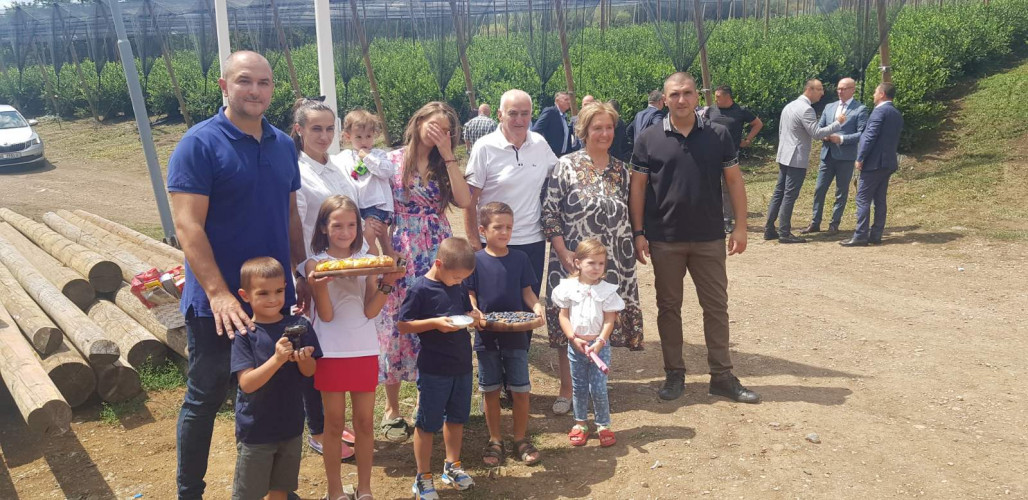 Petković u poseti imanju porodice Jevremović.jpg