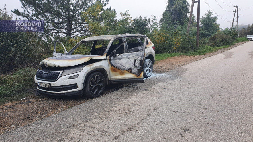 U Leposaviću izgoreo džip