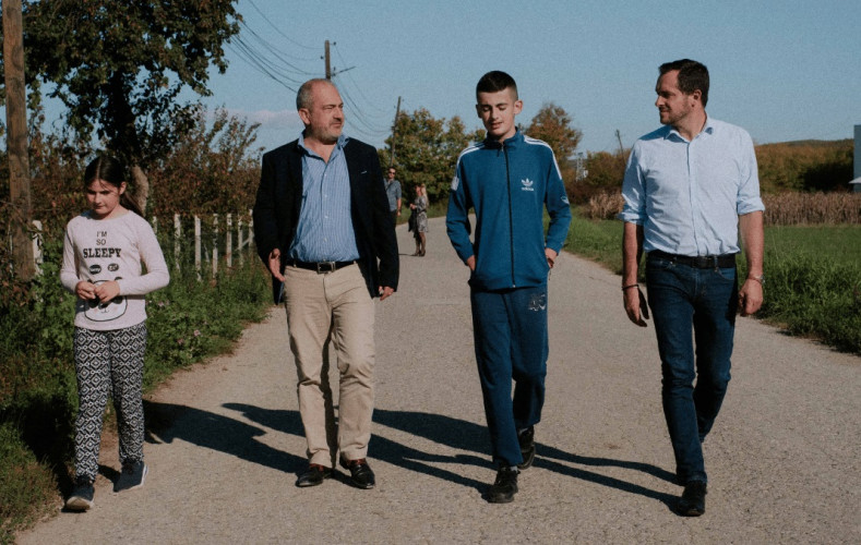 Nikolas Baj sa stanovnicima enklave Osojani Nikolas Baj sa stanovnicima enklave Osojani
