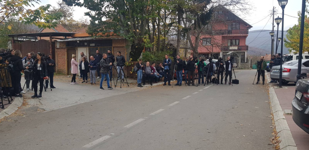 Medijske ekipe ispred opštine Zvečan